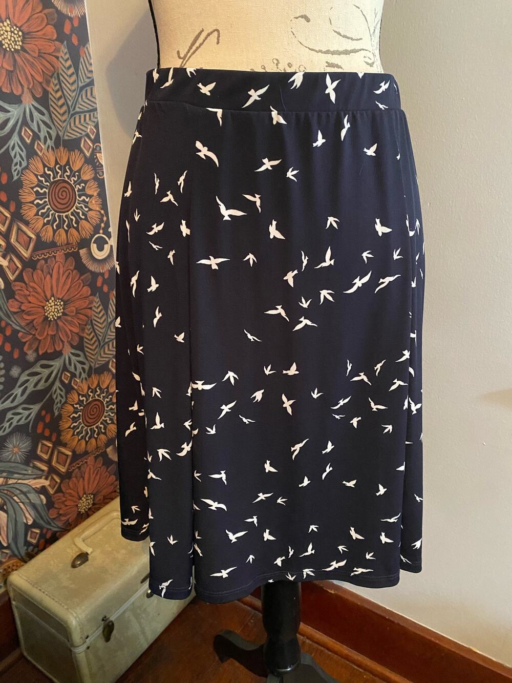 Gilli Navy & White Bird Stretchy Pull On Skirt Size Medium